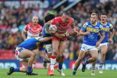 St Helens 'den Curtis Sironen # 16 numara 25. Betfred Süper Lig finalinde Leeds Gergedan savunmasında koşuyor. St Helens - Leeds Gergedanları - Old Trafford, Manchester, Birleşik Krallık, 24 Eylül 202
