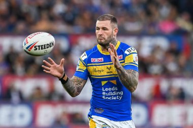 Leeds Rhinos 'tan 33 numaralı Zak Hardaker 25. Betfred Süper Lig Grand League karşılaşmasında Old Trafford, Manchester, Birleşik Krallık' ta St Helens - Leeds Rhinos maçında dövüşüyor.