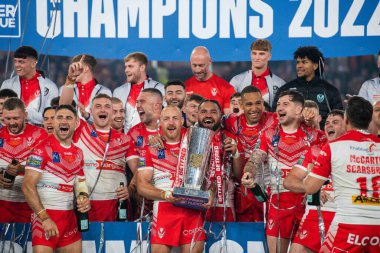 St Helens, 24 Eylül 202 'de Old Trafford, Manchester, İngiltere' de St Helens - Leeds Rhinos maçında 25. Betfred Süper Lig Büyük Finali 'ni kazandıktan sonra Grand Final Kupası' nı kaldırdı.