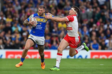 Leeds Rhinos 'tan 33 numaralı Zak Hardaker 24 Eylül 202' de Old Trafford, Manchester, İngiltere 'de oynanan 25. Betfred Süper Lig Grand League karşılaşmasında St. Helens - Leeds Rhinos maçında Mark Percival # 4' ü savuşturdu.
