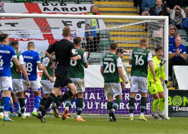Plymouth Argyle kalecisi Michael Cooper (1) 25 Eylül 202 'de Home Park, Plymouth, İngiltere' de oynanan Sky Bet League 1 karşılaşmasında 94. dakikada çifte kurtarışın ardından çığlık atıyor ve kutluyor.