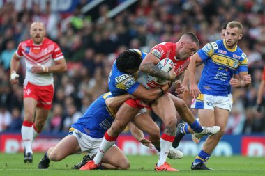 St Helens 'den Curtis Sironen # 16 numara 25. Betfred Süper Lig finalinde Leeds Gergedan savunmasında koşuyor. St Helens - Leeds Gergedanları - Old Trafford, Manchester, Birleşik Krallık, 24 Eylül 202