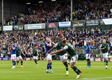 Gol 2-1 Plymouth Argyle forveti Morgan Whittaker (19), Plymouth Argyle orta saha oyuncusu Joe Edwards (8) ile Home Park, Plymouth Town 'da oynanan Sky Bet 1 karşılaşmasında gol attı ve gol attı., 