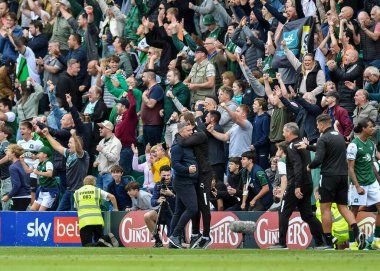 Plymouth Argyle Müdürü Steven Schumacher ve Plymouth Argyle Müdür Yardımcısı Mark Hughes, 25 Eylül 202 'de Home Park, Plymouth, İngiltere' de oynanan Sky Bet 1 karşılaşmasında kazandıkları galibiyeti kutladılar.