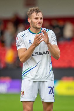 Tranmere Rovers 'ın 20 numaralı oyuncusu Elliott Nevitt, 24 Eylül 202' de İngiltere 'nin Walsall kentinde oynanan Sky Bet 2 karşılaşmasında taraftarları alkışlıyor.