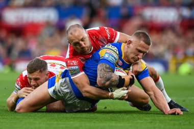 Leeds Rhinos 'tan Mikolaj Oledzki # 8, St Helens - Leeds Rhinos maçında Joe Batchelor # 12 ve St Helens # 9, St Helens - Leeds Rhinos maçında, 24 Eylül 202 tarihinde Old Trafford, Manchester, Birleşik Krallık' ta mücadele etti.