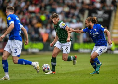 Plymouth Argyle orta saha oyuncusu Joe Edwards (8), 25 Eylül 202 tarihinde Home Park, Plymouth, İngiltere 'de oynanan Sky Bet 1 karşılaşmasında topu Ipswich Town orta saha oyuncusu Marcus Harness' tan (11) koruyor.
