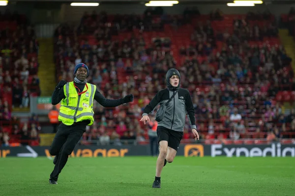 Liverpool Steward Chases Pitch Invader Women Super League Match Liverpool — Stock Photo, Image