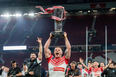 St Helens 'ten Morgan Knowles # 13, 24 Eylül 202 tarihinde Old Trafford, Manchester, Birleşik Krallık' ta oynanan 25. Betfred Süper Lig Grand League karşılaşmasını kazandıktan sonra Büyük Final Kupası 'nı kazanmasını kutluyor.