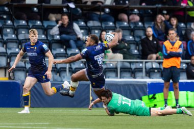 Worcester Warriors 'dan Ollie Lawrence, 24 Eylül 202' de Worcester Warriors 'a karşı Newcastle Stadyumu' nda oynanan Gallagher Premiership karşılaşmasında Newcastle Falcons 'a karşı Mateo Carreras tarafından yenildi.