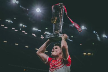 St Helens 'ten Jack Welsby, 23 Eylül 202' de Old Trafford, Manchester, İngiltere 'de oynanan 25. Betfred Süper Lig Grand League karşılaşmasında kazandığı zaferin ardından kupayla kutluyor.