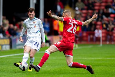 Walsall 'dan Peter Clarke # 26 Paul Lewis # 22 Tranmere Rovers ile Sky Bet League 2 maçında Banks' s Stadyumu, Walsall, İngiltere 'de Walsall - Tranmere Rovers maçında karşılaşacak.