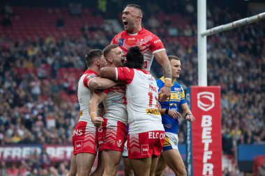 St Helens 'ten Matty Lees takım arkadaşlarıyla yaptığı denemeyi kutluyor ve 23 Eylül 202' de Old Trafford, Manchester, İngiltere 'de oynanan 25. Betfred Süper Lig Grand League karşılaşmasında skor 4-0' a ulaştı.