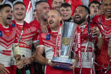 St Helens 'den James Roby Büyük Final Kupası' nı kaldırıyor ve 25. Betfred Süper Lig Grand League karşılaşması sonrasında takım arkadaşlarıyla zaferini kutluyor. St Helens - Leeds Rhinos - Old Trafford, Manchester, Birleşik Krallık, 23 Eylül 202