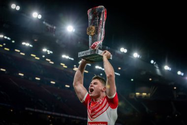 St Helens 'ten Jack Welsby, 23 Eylül 202' de Old Trafford, Manchester, İngiltere 'de oynanan 25. Betfred Süper Lig Grand League karşılaşmasında kazandığı zaferin ardından kupayla kutluyor.