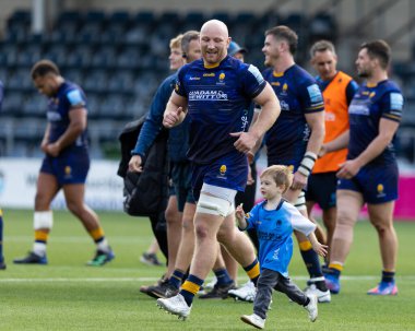 Worcester Warriors 'dan Matt Kvesiç ve oğlu Gallagher Premiership maçından sonra Worcester Warriors, Newcastle Falcons' a karşı Sixways Stadyumu, Worcester, İngiltere, 24 Eylül 202