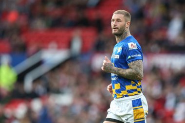 Leeds Rhinos 'tan 33 numaralı Zak Hardaker 25. Betfred Süper Lig finalinden önce ısınma turunda St Helens - Leeds Rhinos maçında 24 Eylül 202' de Old Trafford, Manchester, İngiltere 'de karşılaşacak.