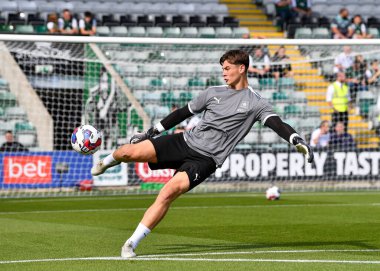 Plymouth Argyle kalecisi Michael Cooper (1), 25 Eylül 202 'de İngiltere' nin Plymouth kentinde oynanan Sky Bet 1 karşılaşmasında ısındı.