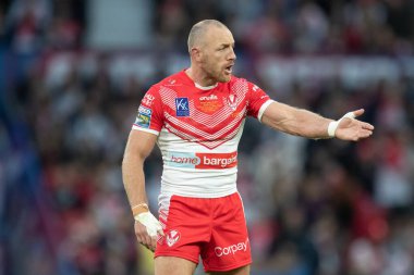 St Helens 'in 9. James Roby 25. Betfred Süper Lig Grand League Finali sırasında Old Trafford, Manchester, Birleşik Krallık' ta St Helens - Leeds Rhinos maçında jest ve tepkiler gösterdi.