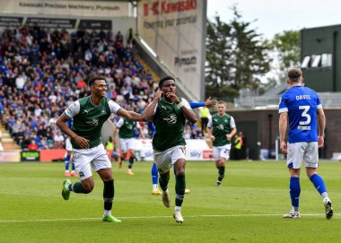 GoAL 1-1 Plymouth Argyle tam geri Bali Mumba (17), Plymouth Argyle forvet Morgan Whittaker (19) ile 25 Eylül 202 'de Home Park, Plymouth' ta oynanan Sky Bet 1 karşılaşmasında golü kutluyor.