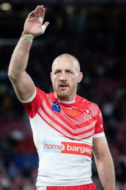 St Helens 9 numaralı James Roby, 23 Eylül 202 'de Old Trafford, Manchester, İngiltere' de oynanan 25. Betfred Süper Lig Grand League karşılaşmasının ardından taraftarlarını selamlıyor.