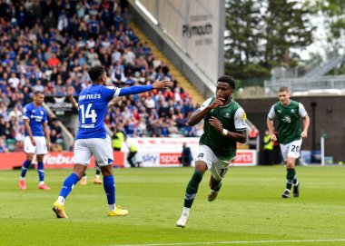 Gol 1-1 Plymouth Argyle tam geri Bali Mumba (17), 25 Eylül 202 tarihinde Plymouth Argyle ile Ipswich Town arasında oynanan Sky Bet 1 karşılaşmasında golü kutluyor.