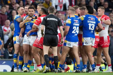23 Eylül 202 'de Old Trafford, Manchester, İngiltere' de St. Helens - Leeds Rhinos maçının ilk yarısında iki takım arasında bir kavga patlak verdi.