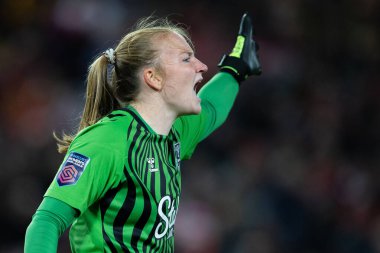 Everton Kadınları 'ndan Courtney Brosnan, 25 Eylül 202' de Anfield, Liverpool 'da oynanan Fa Kadınlar Süper Ligi karşılaşmasında takımına talimat verdi.