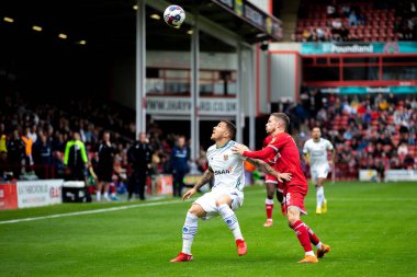 Tranmere Rovers 'dan Kieron Morris 24 Eylül 202' de İngiltere 'nin başkenti Walsall' da oynanan Sky Bet 2 maçında topun düşüşünü izledi.
