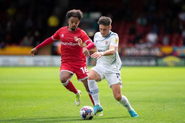 Josh Hawkes # 11 of Tranmere Rovers ve Jacob Maddox # 16 of Walsall # 16 of Walsall, Sky Bet 2 maçında Walsall vs Tranmere Rovers 'a karşı Banks Stadyumu, Walsall, Birleşik Krallık, 24 Eylül 202