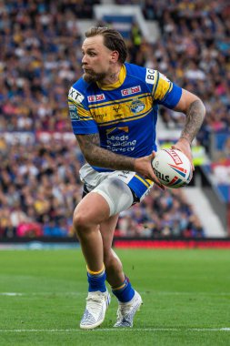 Leeds Rhinos 'un 6 numaralı oyuncusu Blake Austin 24 Eylül 202' de Old Trafford, Manchester, İngiltere 'de oynanan 25. Betfred Süper Lig Grand League karşılaşmasında ilk vuruşunu yaptı.