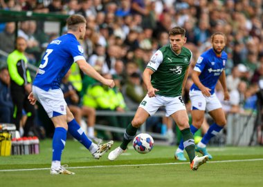 Plymouth Argyle orta saha oyuncusu Joe Edwards (8), 25 Eylül 202 'de İngiltere' nin Home Park kentinde oynanan Sky Bet League 1 karşılaşmasında top için mücadele etti.