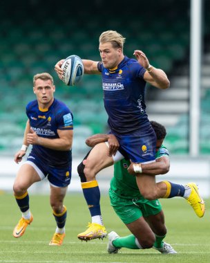 Worcester Warriors 'dan Duhan van der Merwe, 24 Eylül 202' de İngiltere 'nin Worcester Stadyumu' nda oynanan Gallagher Premiership maçı sırasında Newcastle Falcons 'a karşı Mateo Carreras tarafından yenildi.