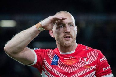 St Helens 9 numaralı James Roby, 23 Eylül 202 'de Old Trafford, Manchester, İngiltere' de oynanan 25. Betfred Süper Lig Grand League karşılaşmasının ardından taraftarlarını selamlıyor.