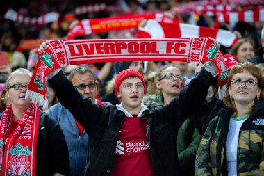 Liverpool taraftarları 25 Eylül 2022 'de Anfield, Liverpool' da oynanan Liverpool Kadınlar Süper Ligi karşılaşmasında Youll Never Walk Alone adlı şarkıyı söylüyor.