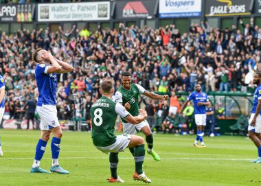 GoAL 2-1 Plymouth Argyle forveti Morgan Whittaker (19), 25 Eylül 202 'de Home Park, Plymouth, İngiltere' de oynanan Sky Bet 1 karşılaşmasında 2-1 'lik galibiyet golünü kutluyor.