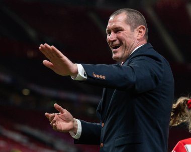 Kristian Woolf St Helens 'in baş antrenörü 24 Eylül 202 tarihinde Old Trafford, Manchester, İngiltere' de oynanan 25. Betfred Süper Lig Grand League karşılaşmasını kazandıktan sonra taraftarları alkışlıyor.