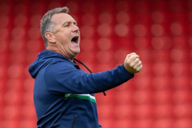 Tranmere Rovers 'ın Mickey Mellon teknik direktörü 24 Eylül 202' de İngiltere 'nin başkenti Walsall' da oynanan Sky Bet 2 karşılaşmasında taraftarlara yumruk tokuşturuyor.