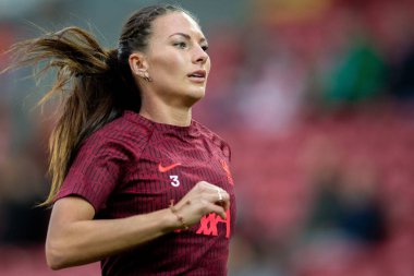 Liverpool Kadınlar Süper Ligi 'nin 3 numaralı Leighanne Robe maçı sırasında Anfield, Liverpool' da Everton Kadınlarına karşı 25 Eylül 202 'de ısındı.