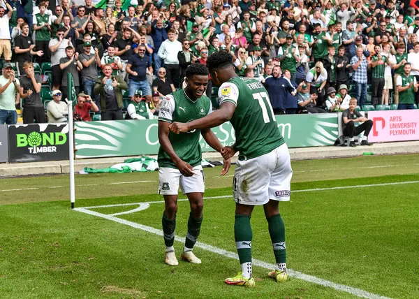 าหมาย Plymouth Argyle ปแบบกล บบาหล Mumba ฉลองเป าหมายและเต Plymouth Argyle — ภาพถ่ายสต็อก