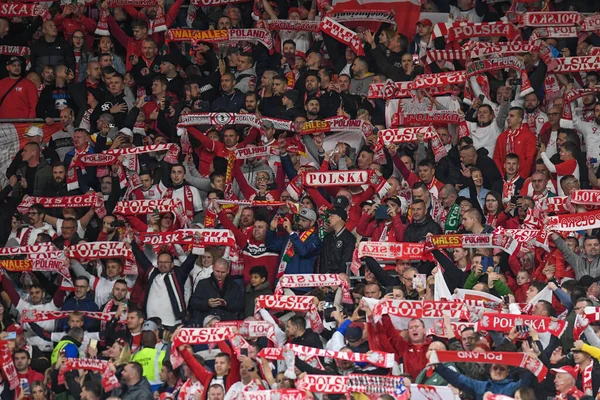 Polonya taraftarları, 25 Eylül 202 'de Cardiff City Stadyumu' nda Galler ile Polonya arasında oynanan UEFA Uluslar Ligi Grubu A4 karşılaşmasında Polonya 'yı destekliyor.