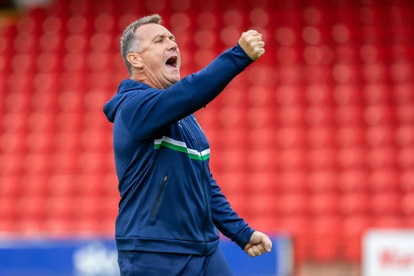 Mickey Mellon Manager Van Tranmere Rovers Vuist Pompen Naar Menigte — Stockfoto