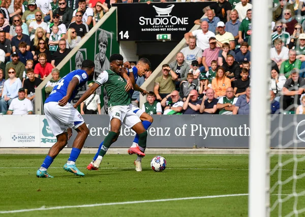 Plymouth Argyle Volledig Terug Bali Mumba Beschermt Bal Valt Aan — Stockfoto