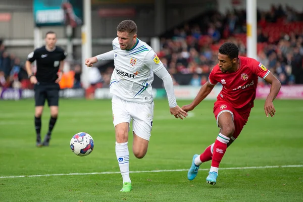 Reece Mcalear Tranmere Rovers Τρέχει Την Μπάλα Κατά Διάρκεια Του — Φωτογραφία Αρχείου