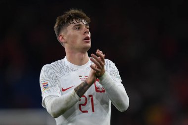 Polonyalı Nicola Zalewski, 25 Eylül 202 'de Cardiff City Stadyumu' nda Galler ve Polonya arasında oynanan UEFA Uluslar Ligi Grubu A4 karşılaşmasında gezgin taraftarları alkışlıyor.
