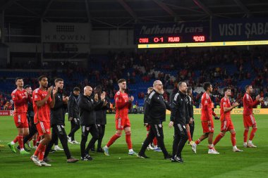 Galler, 25 Eylül 202 'de Cardiff City Stadyumu' nda Galler ile Polonya arasındaki UEFA Milletler Ligi Grubu A4 karşılaşmasında Katar 'da oynanan Dünya Kupası' na ulaşan onur turu dolayısıyla Galler taraftarlarını alkışlıyor.