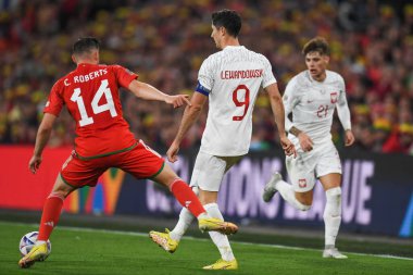 Polonyalı Robert Lewandowski, UEFA Milletler Ligi Grubu A4 'ün 25 Eylül 202' de Cardiff City Stadyumu 'nda Galler-Polonya maçı sırasında Galli Connor Roberts' ın baskısı altında