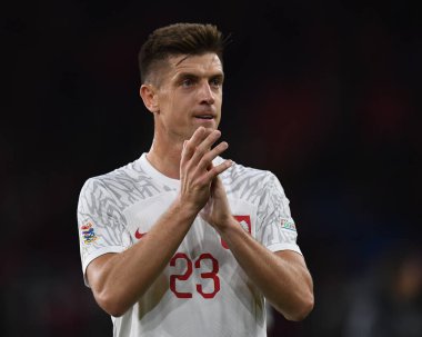 Polonyalı Krzsztof Pi? tek, 25 Eylül 202 'de Cardiff City Stadyumu' nda Galler - Polonya arasındaki UEFA Uluslar Ligi Grubu A4 karşılaşmasında gezgin taraftarları alkışlıyor.