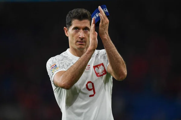 Polonyalı Robert Lewandowski, 25 Eylül 202 'de Cardiff City Stadyumu' nda Galler ve Polonya arasında oynanan UEFA Uluslar Ligi Grubu A4 karşılaşmasında gezgin taraftarları alkışlıyor.