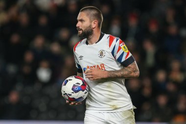 Henri Lansbury # 12 Luton Town maç topunu aldı.